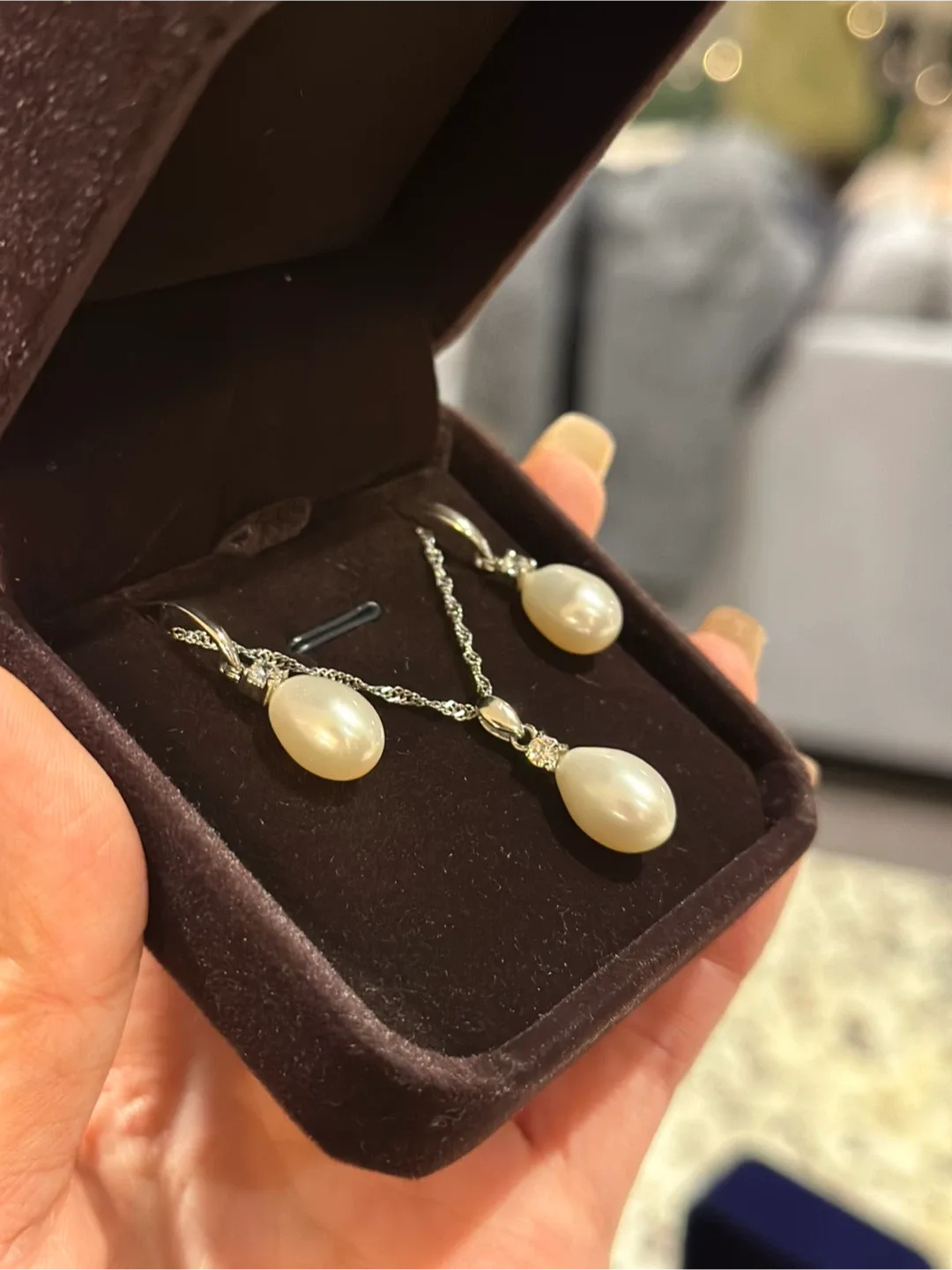 Pearl Necklace and Earring Set image indicator(2)