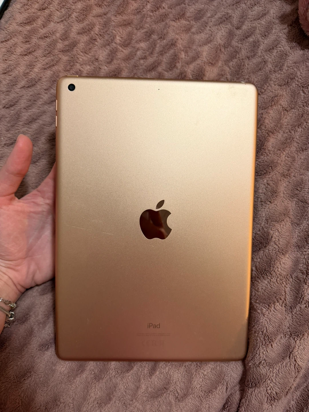 iPad 10.2” 8th Gen 128GB + Apple Store Slim Folio - photo 3