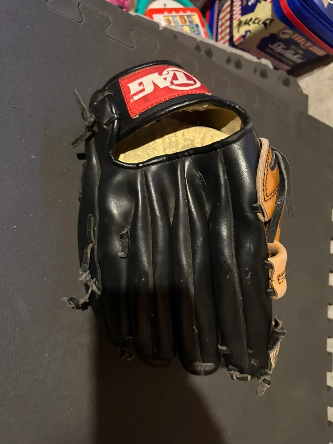 TAG Baseball Glove image indicator(2)