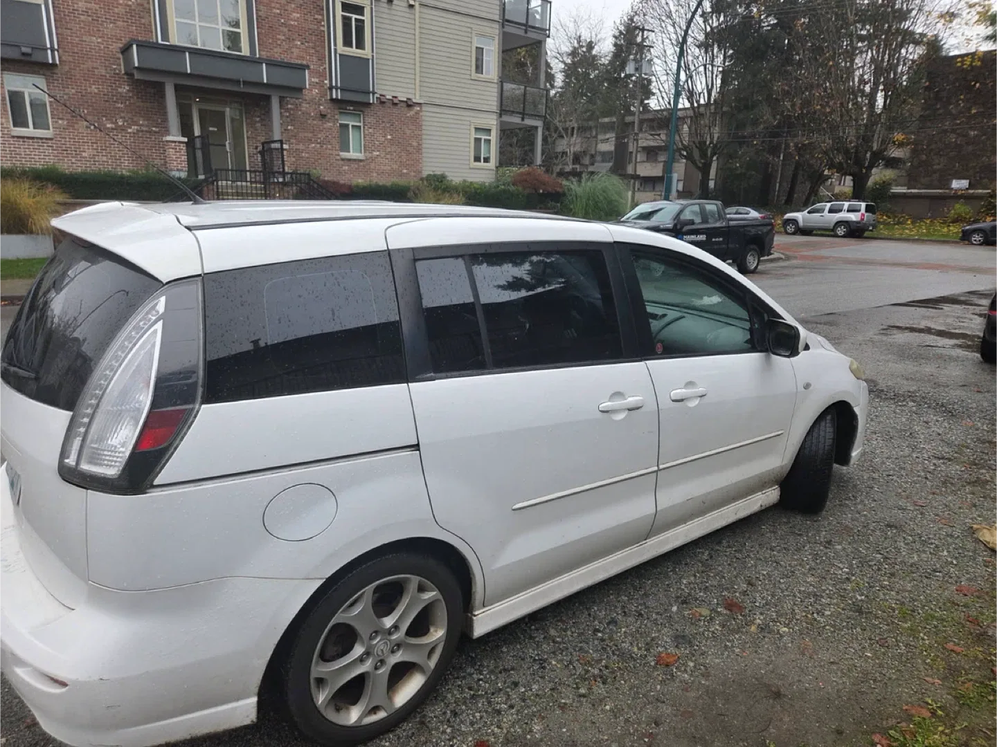 Mazda 5 White Minivan image indicator(4)