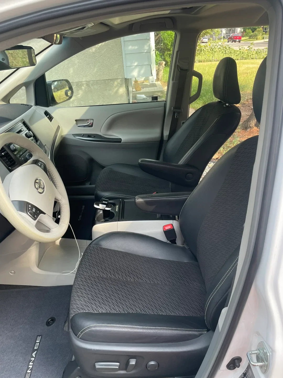 Toyota Sienna White Minivan 2013 image indicator(9)