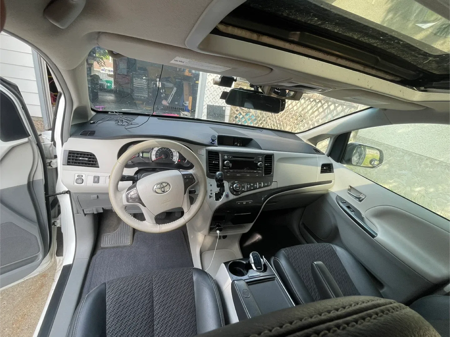 Toyota Sienna White Minivan 2013 image indicator(7)