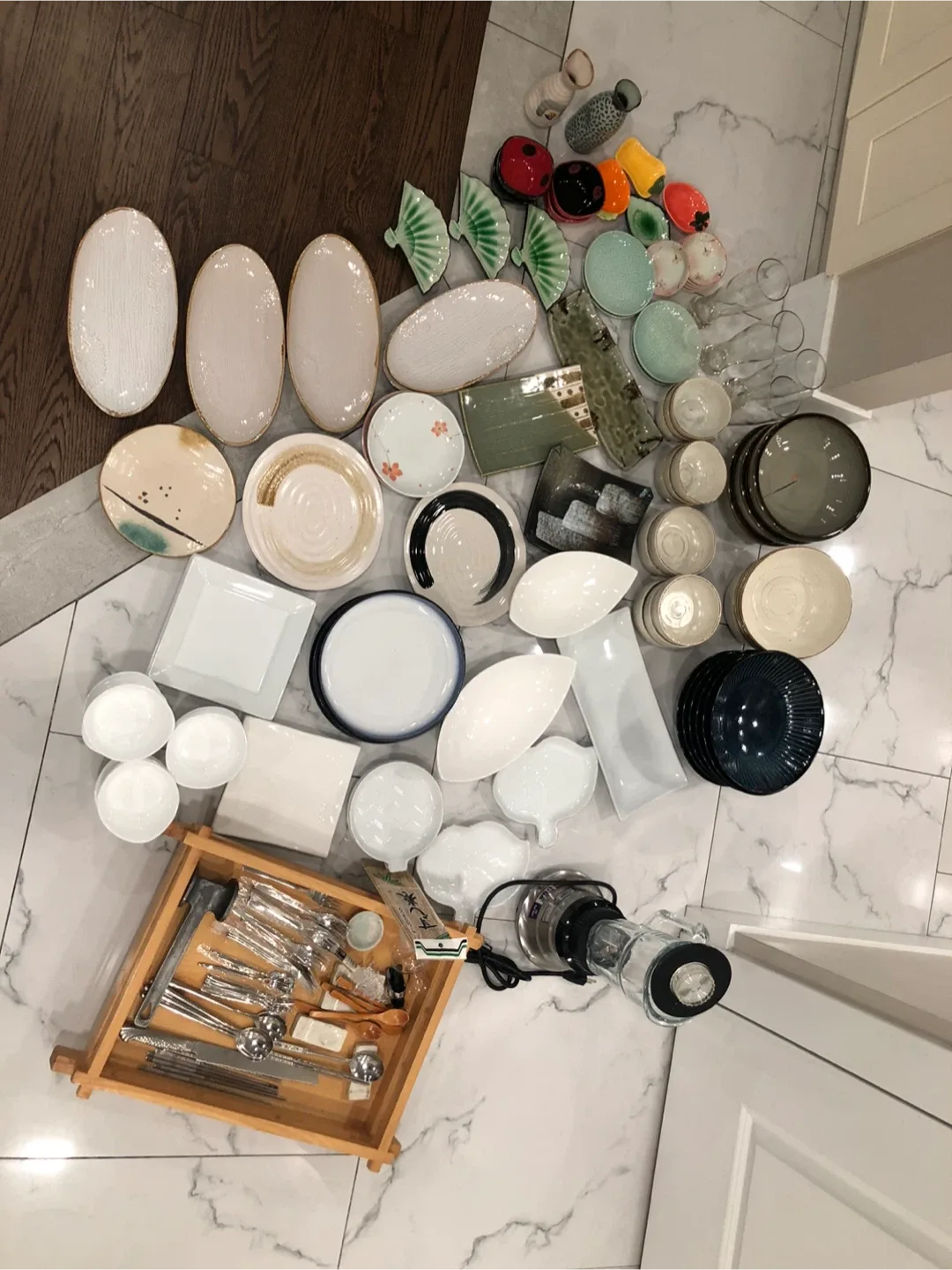 Moving sales! Assorted Dishes & Glassware image indicator(2)