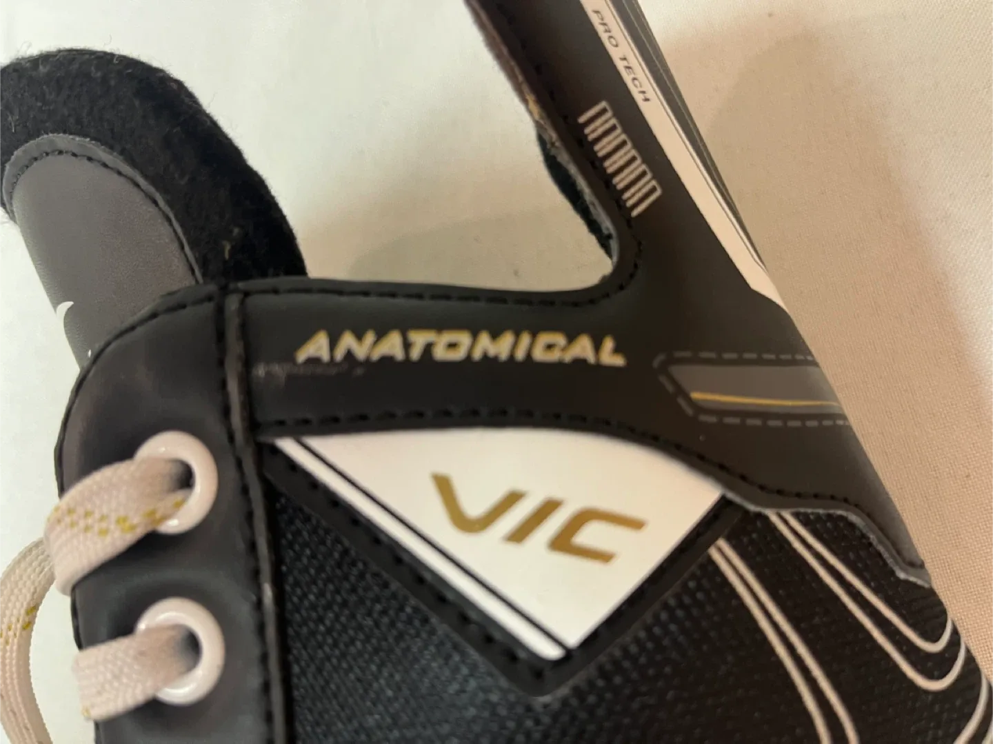 Boys Size 4 Vic HX1 Hockey / Ice Skates - new without box image indicator(5)