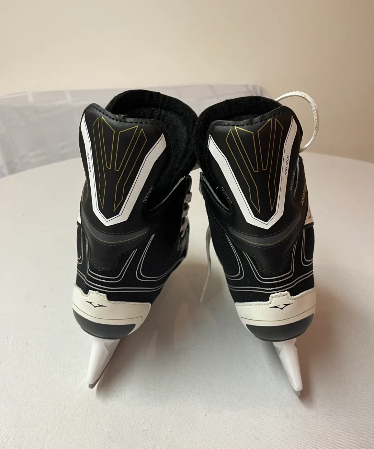Boys Size 4 Vic HX1 Hockey / Ice Skates - new without box image indicator(6)