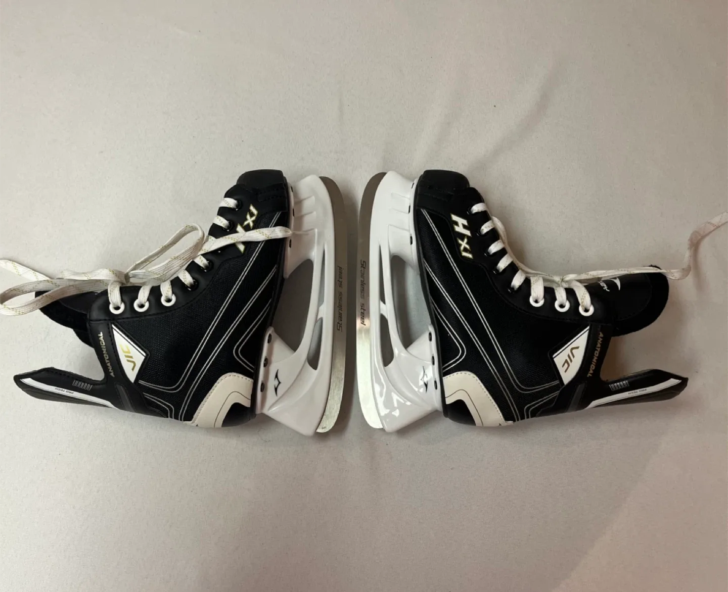 Boys Size 4 Vic HX1 Hockey / Ice Skates - new without box image indicator(3)