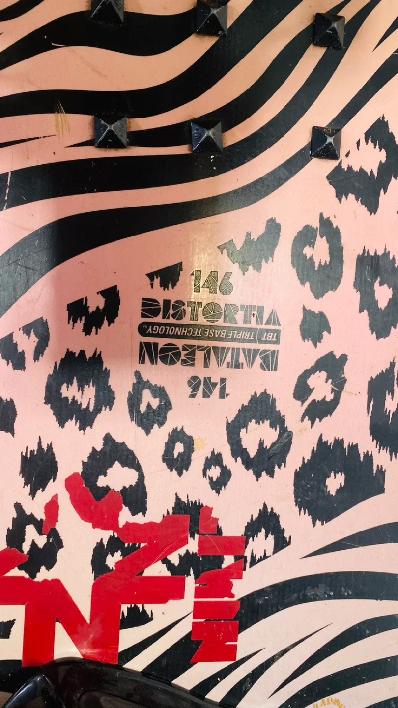 Bataleon Distortia 146 Snowboard as a set or individual image indicator(2)