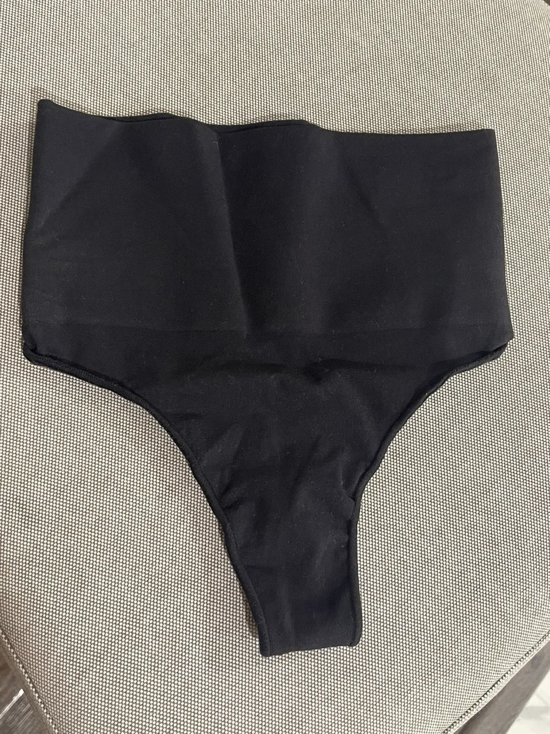 SKIMS Core Control Thong - Onyx, S/M image indicator(2)