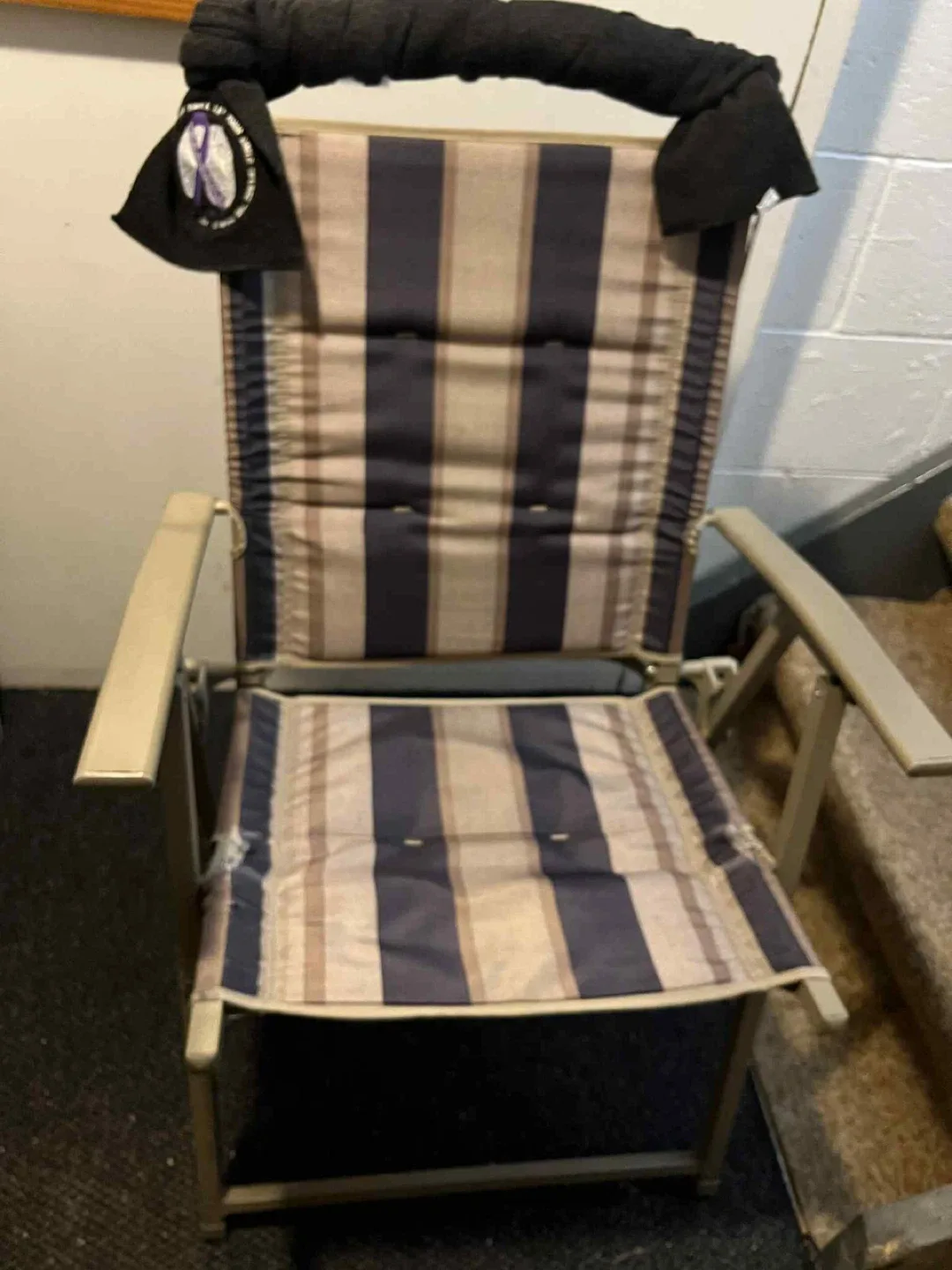 Folding striped beach chair image indicator(2)