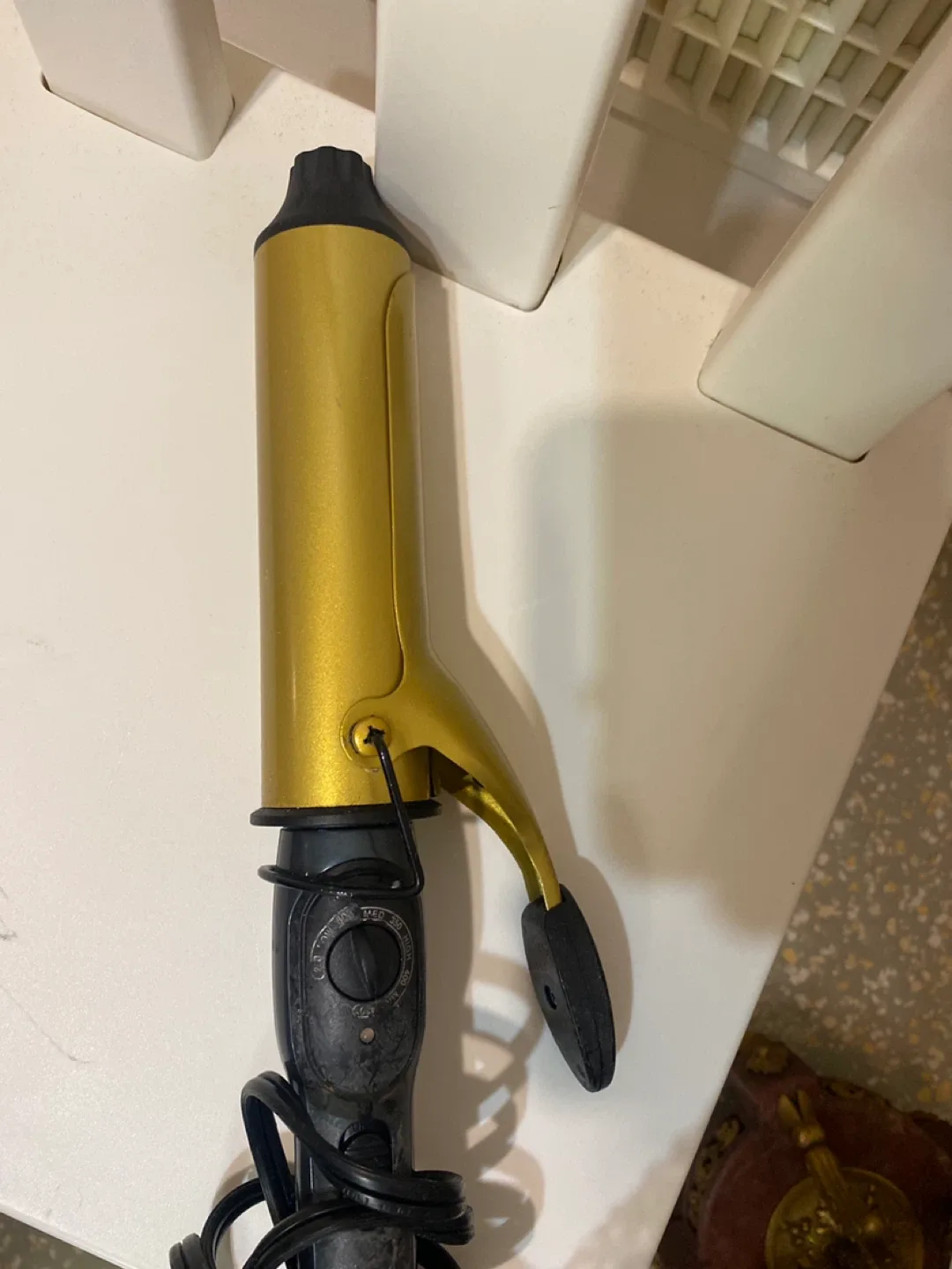 RED by Kiss Gold Curling Iron image indicator(2)