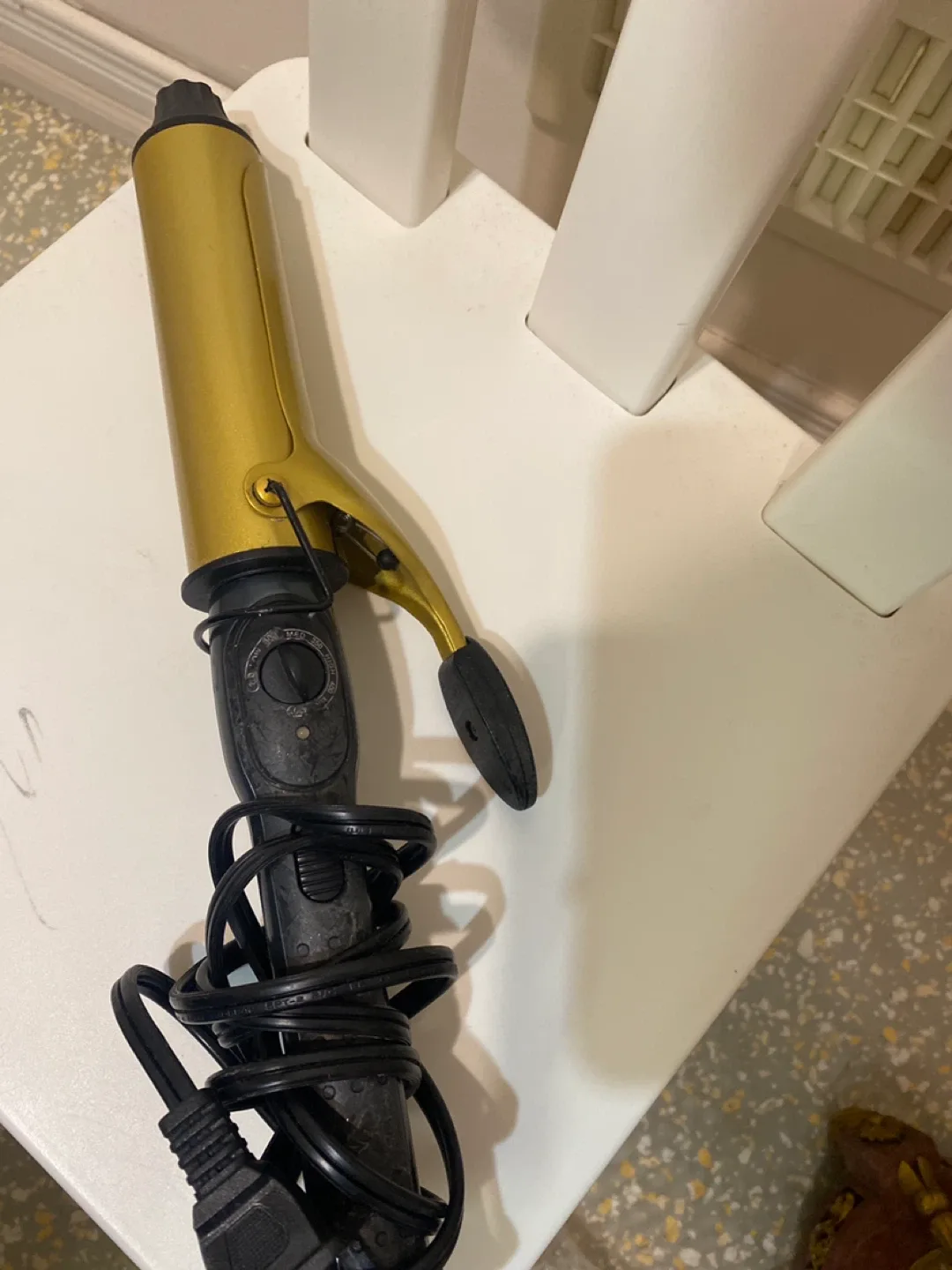 RED by Kiss Gold Curling Iron image indicator(3)