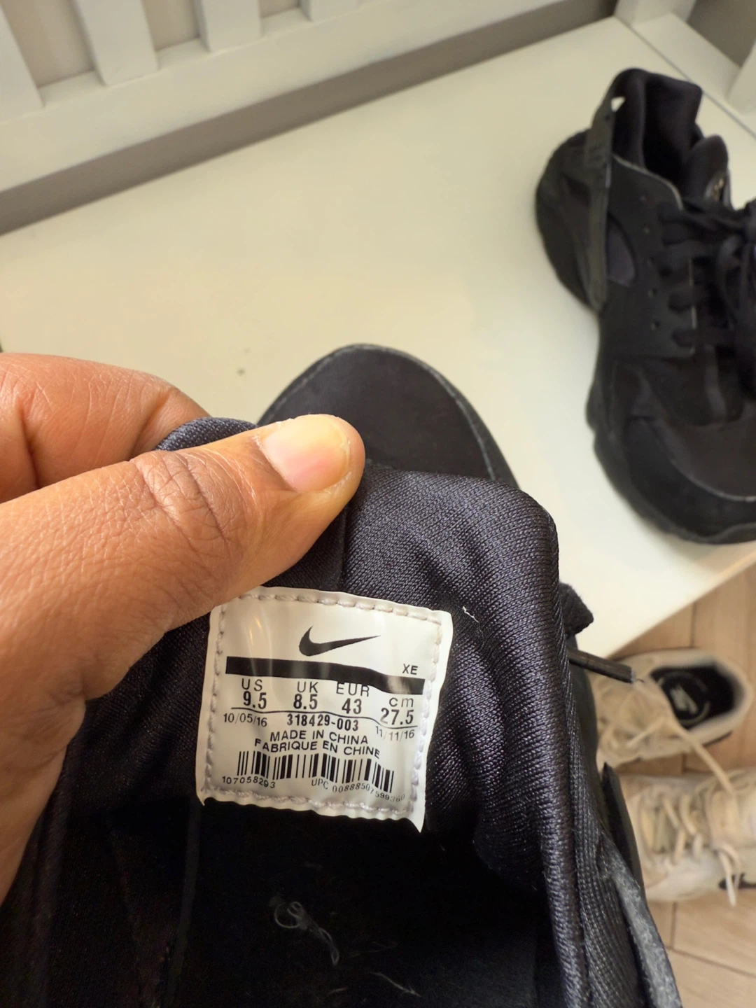 Nike Air Huarache Triple Black US 9.5 - photo 3