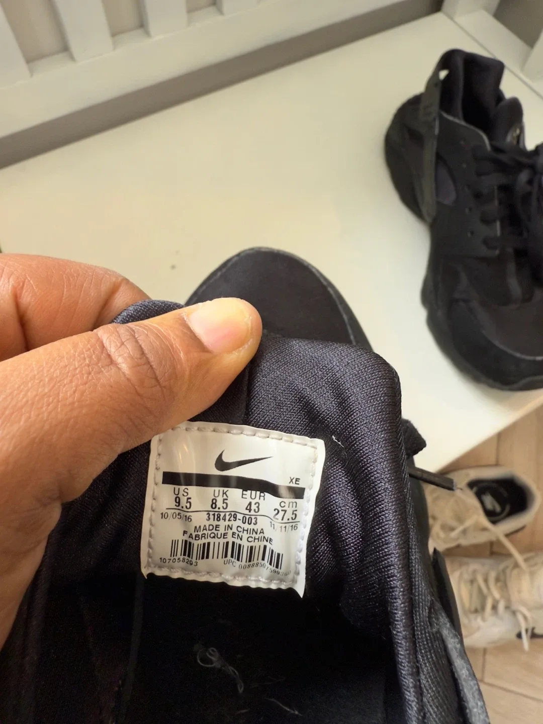 Nike Air Huarache Triple Black US 9.5 image indicator(3)