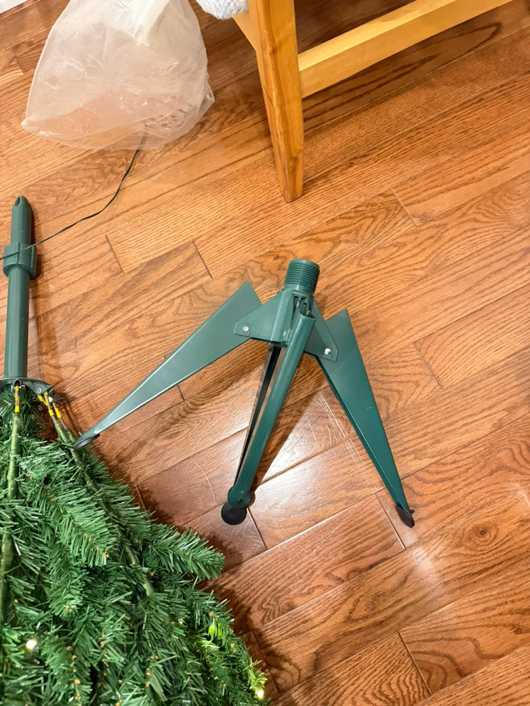 Gluckstein Green River Spruce Pre-Lit 7ft Tree image indicator(2)