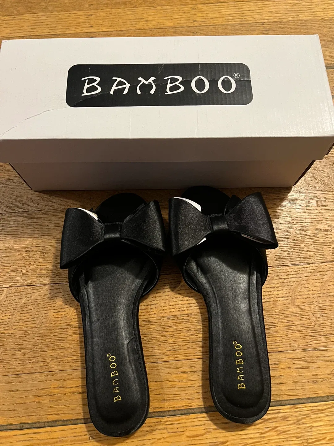 Bamboo WALLET-31 Black Bow Slides - Size 6.5 image indicator(4)