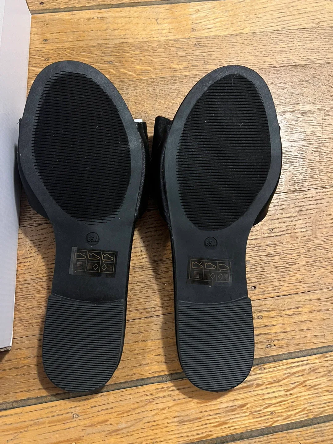 Bamboo WALLET-31 Black Bow Slides - Size 6.5 image indicator(3)