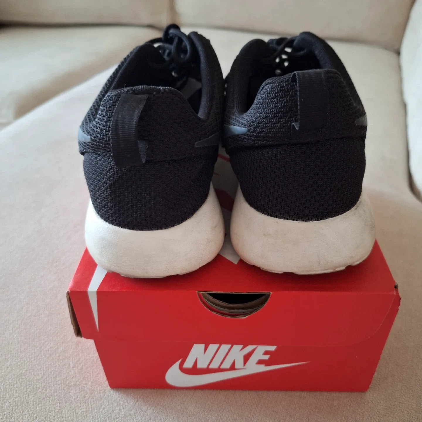 Nike Roshe One Black Sneakers - US 8.5 image indicator(3)