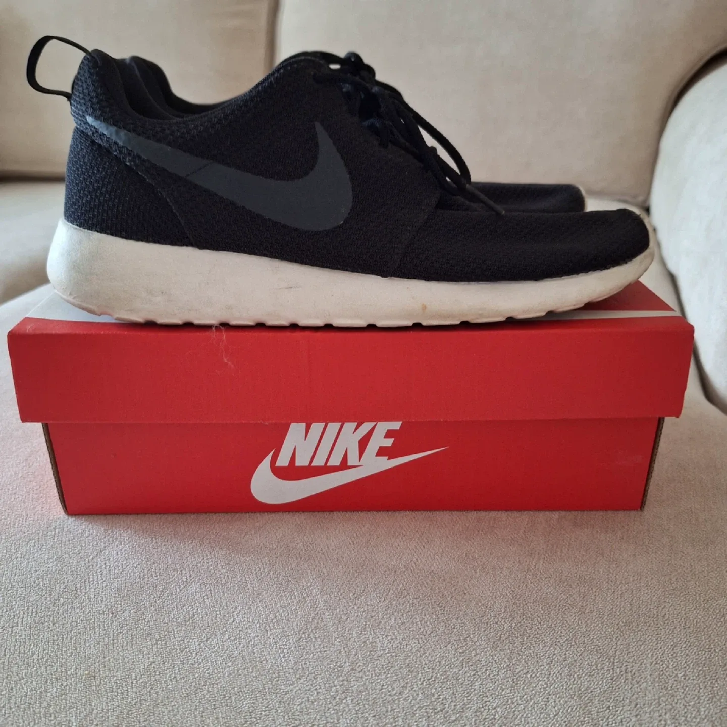 Nike Roshe One Black Sneakers - US 8.5 image indicator(2)
