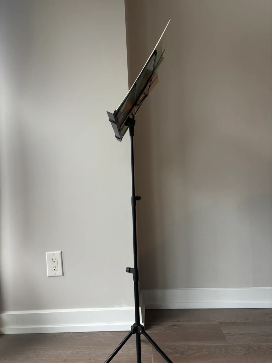 Adjustable Black Metal Sheet Music Stand image indicator(4)