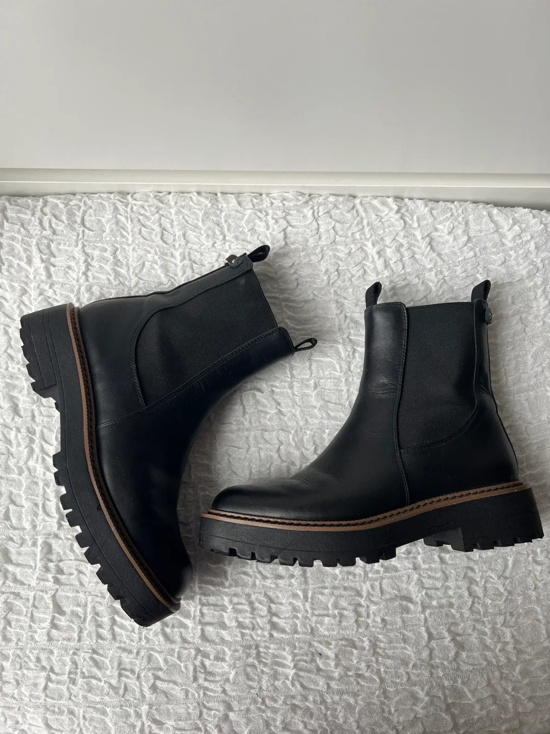 Sam Edelman Black Leather Chelsea Boots - Size 9 image indicator(3)