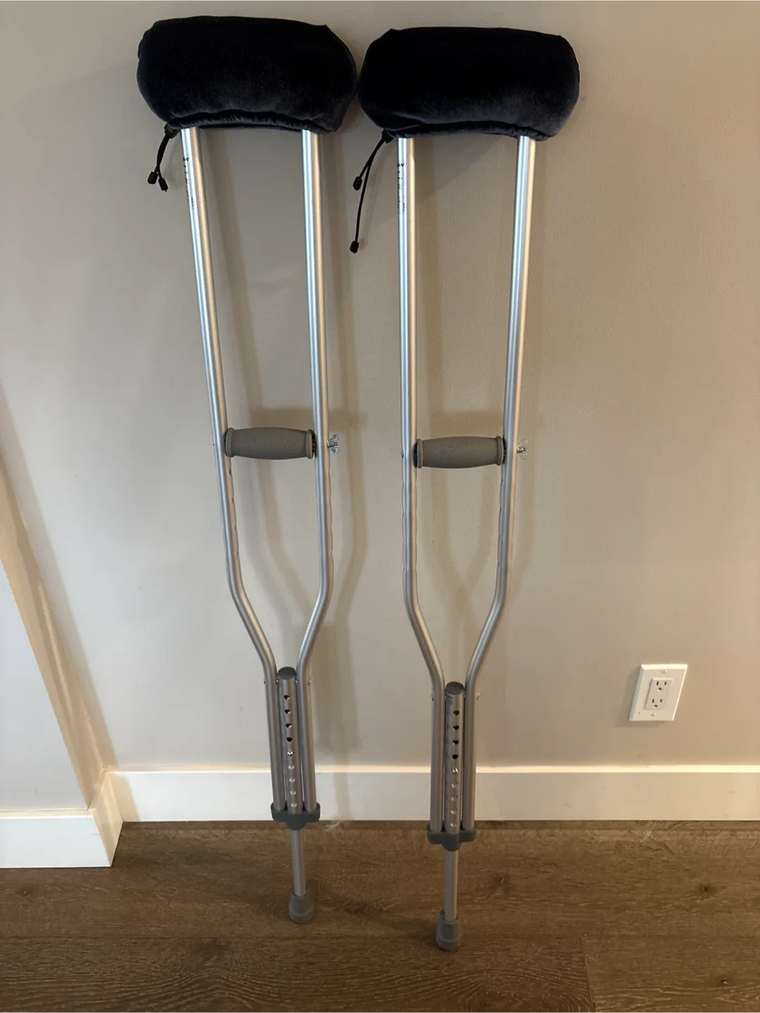 Adjustable Aluminum Crutches with Underarm Pads