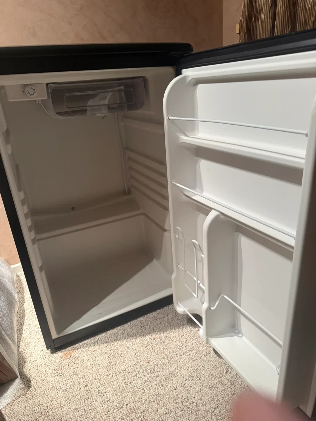 Igloo Compact Refrigerator - Great Condition! image indicator(2)