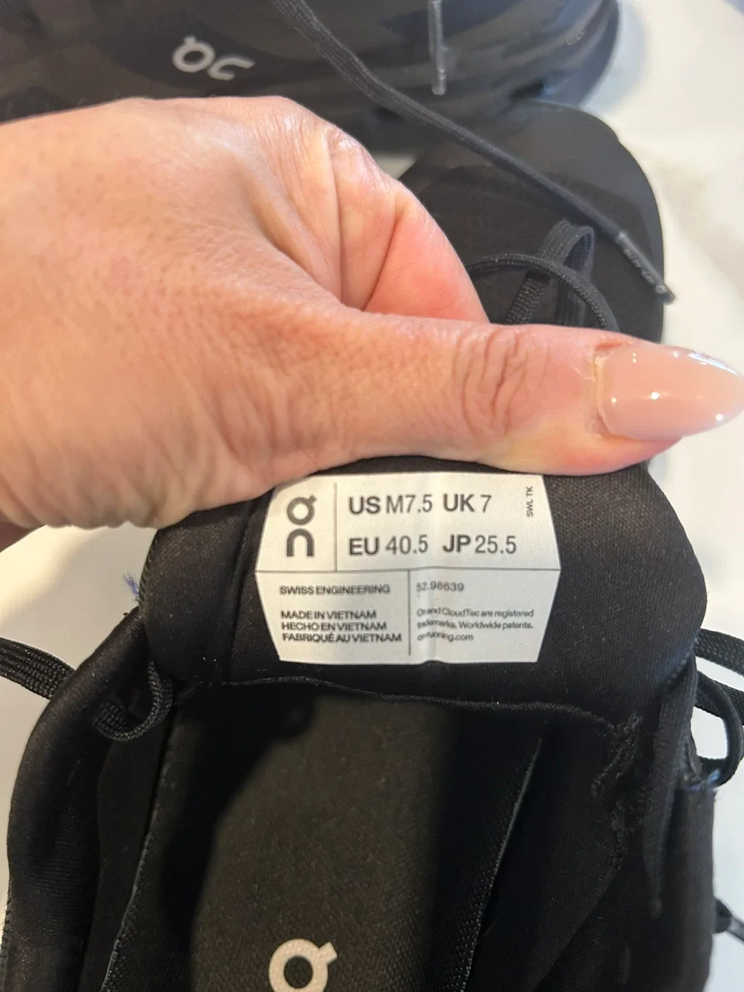 On Cloud 5 Waterproof Black US 8.5 image indicator(6)