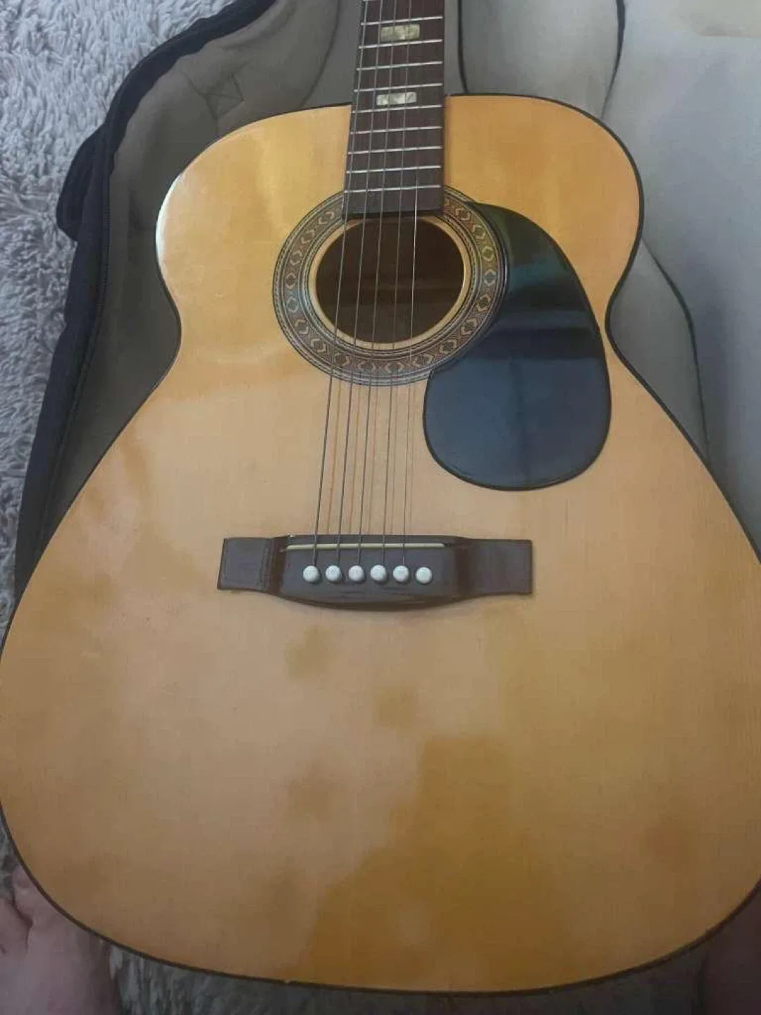 Acoustic Guitar with Case image indicator(2)