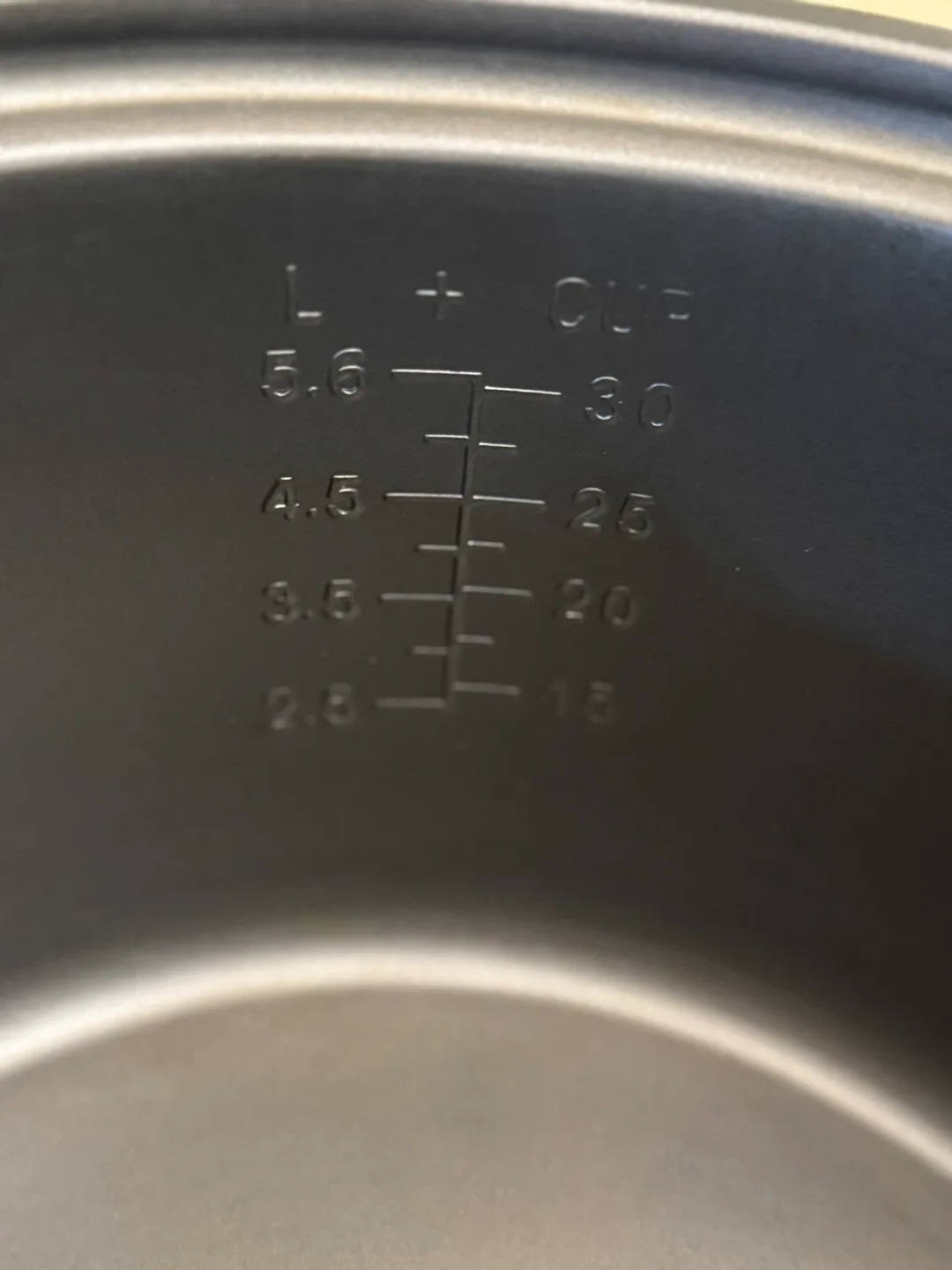 Large Rice Cooker - 5.6 L/30 cup Capacity image indicator(2)