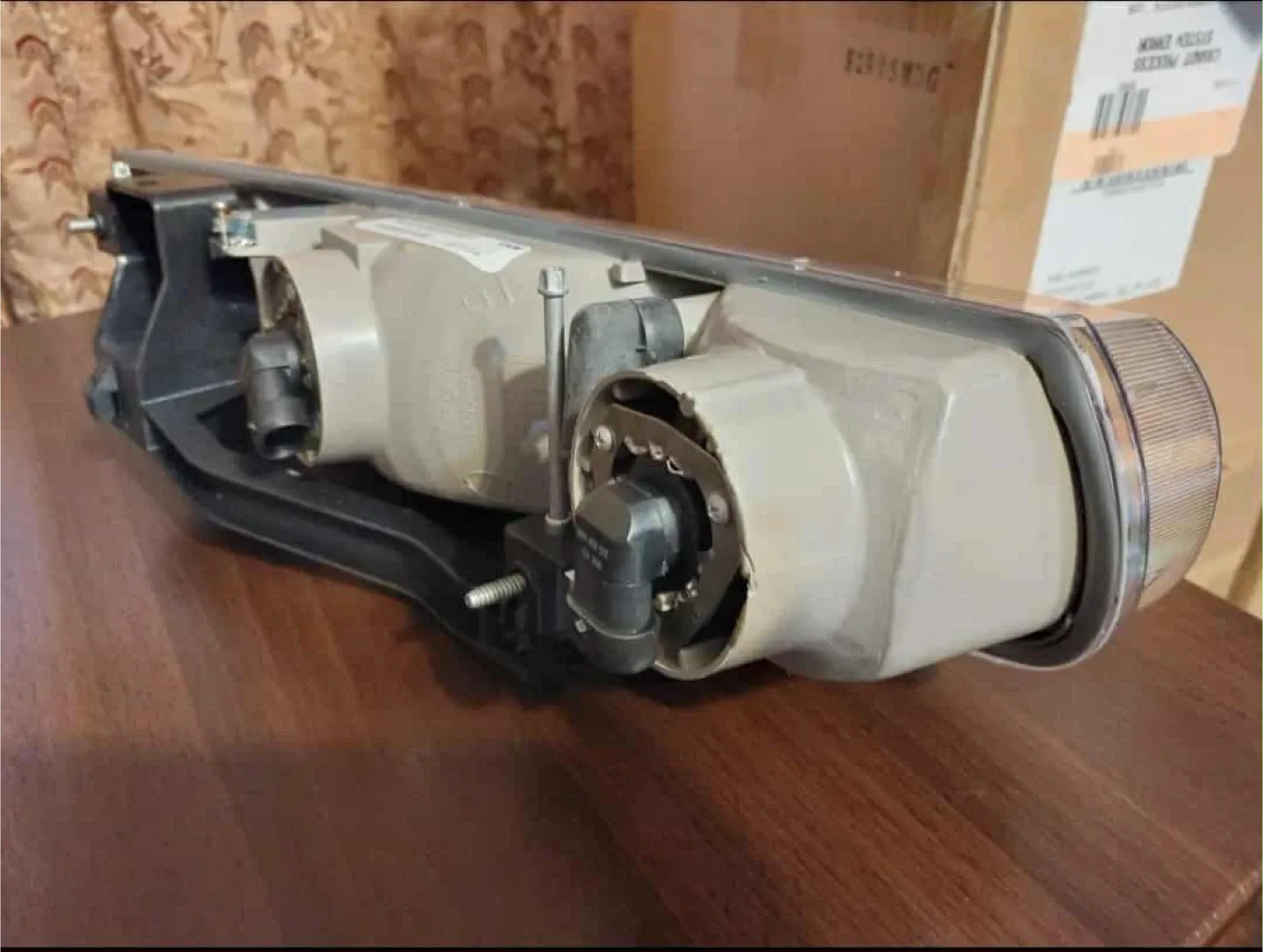 TYC 20-6016-00-1N Saturn Driver Side Headlight Assembly image indicator(6)