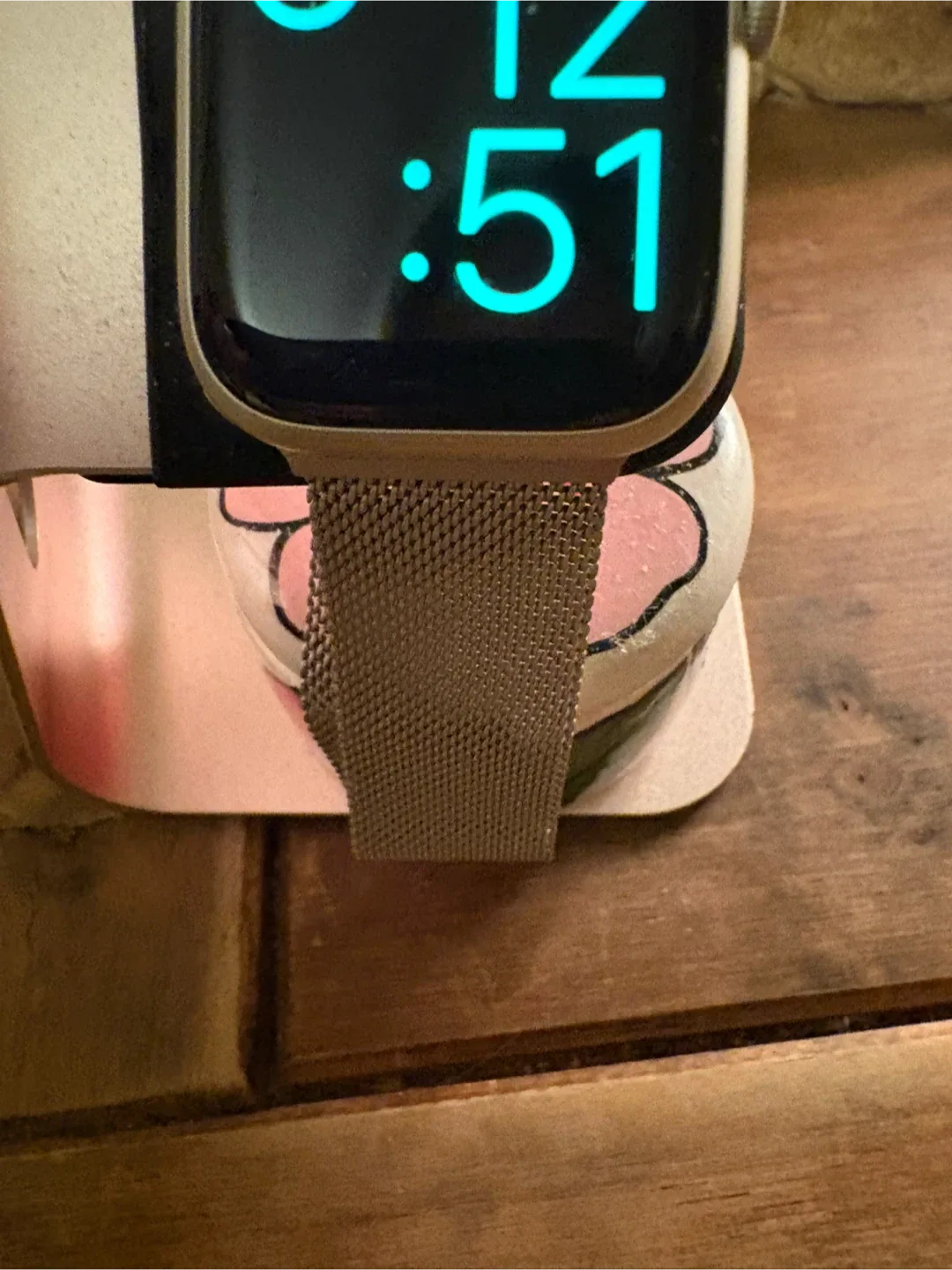 Apple Watch with Milanese Loop series 9 image indicator(4)