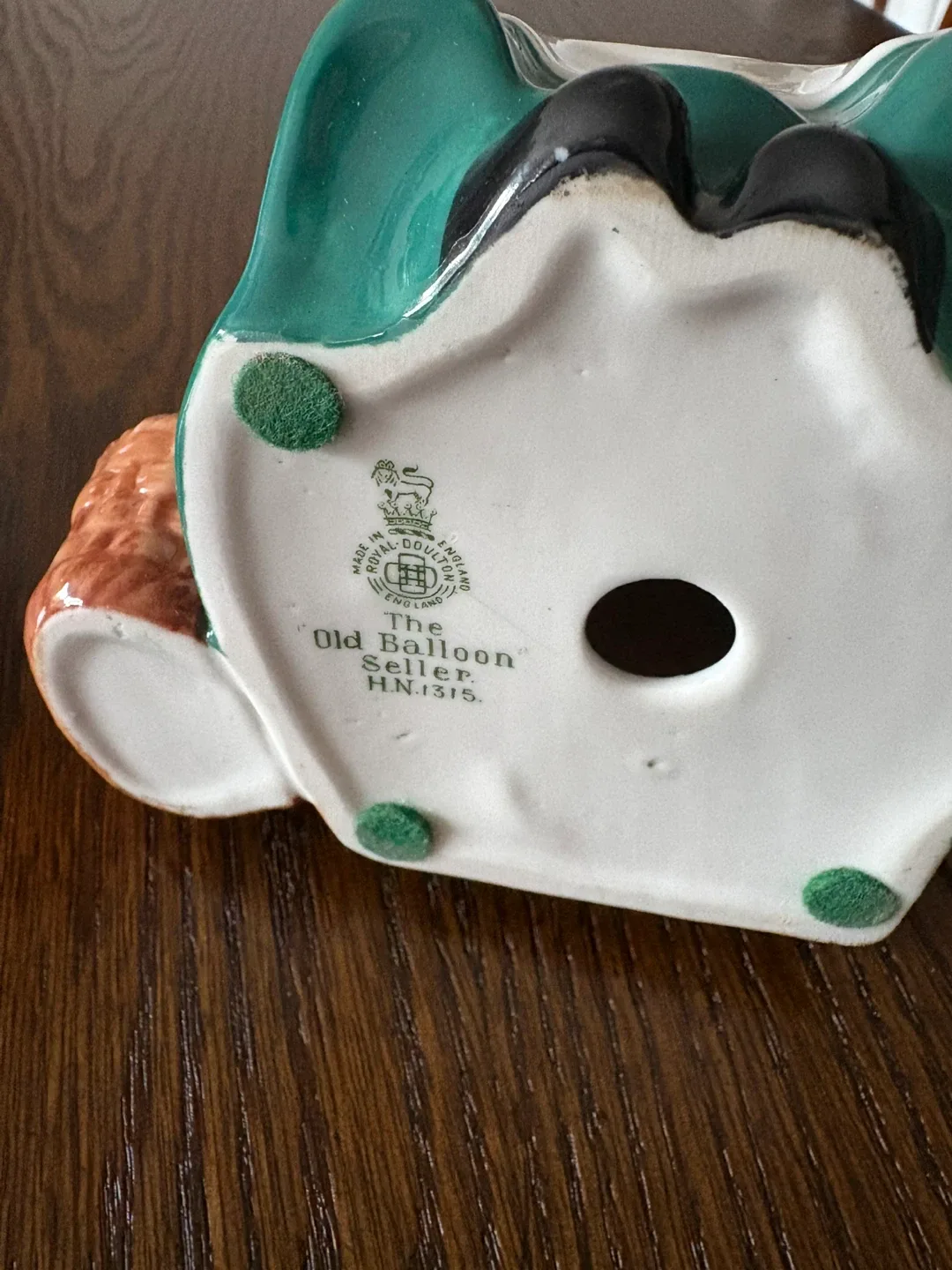 Royal Doulton 'The Old Balloon Seller' Figurine image indicator(2)