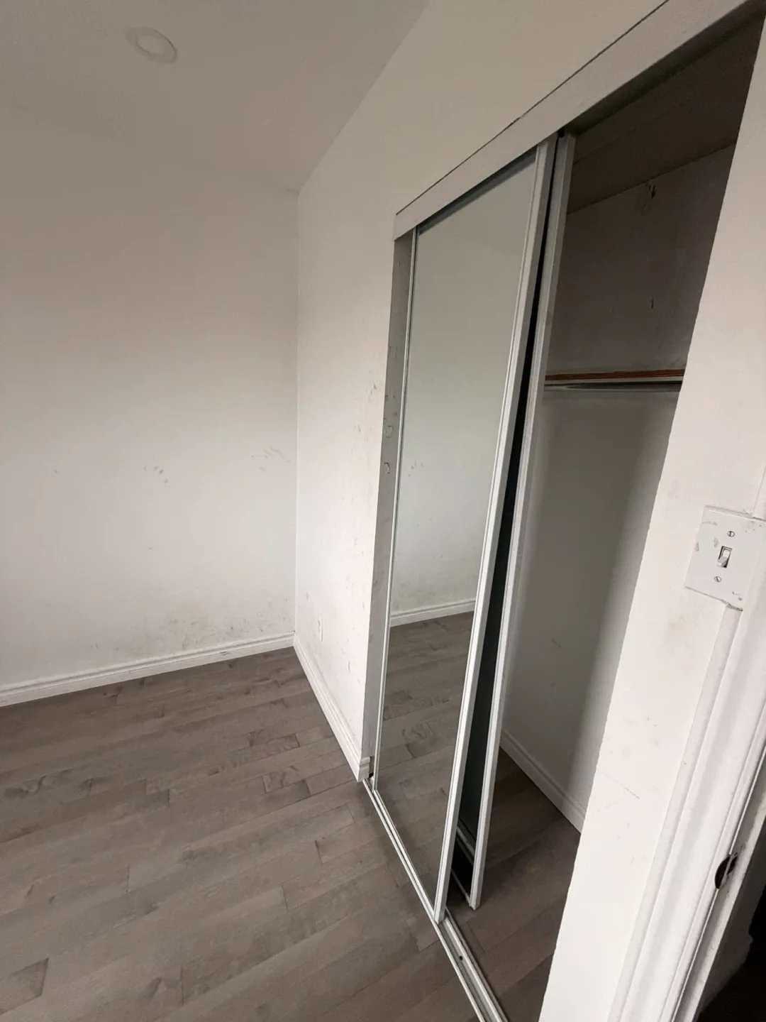 Private bedroom in Brampton image indicator(2)