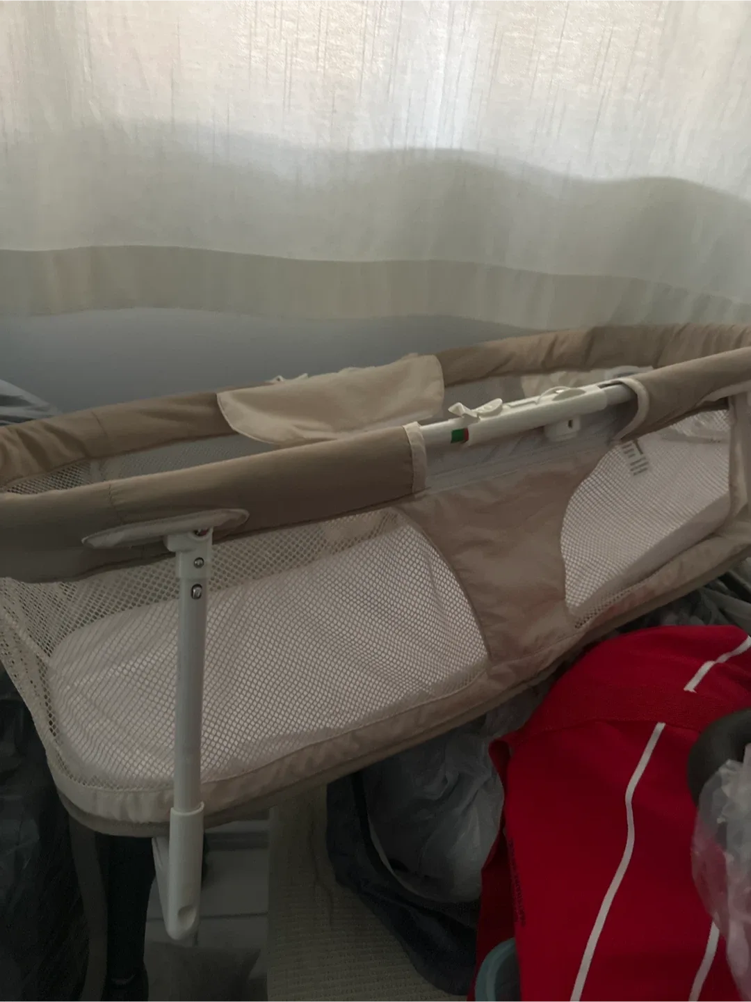 Free foldable Bassinet - Beige and White