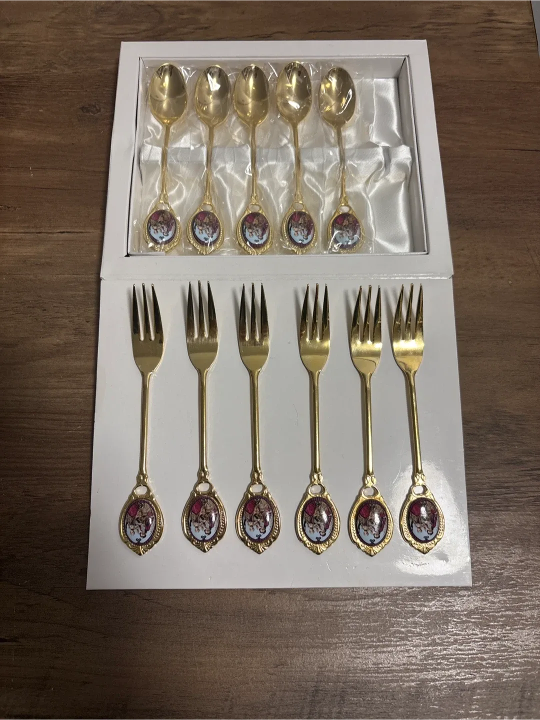 Gold Spoons and Forks Set (11 pcs) image indicator(5)