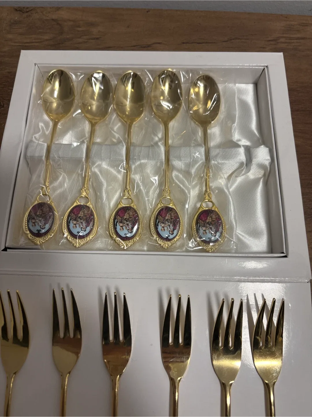 Gold Spoons and Forks Set (11 pcs) image indicator(4)
