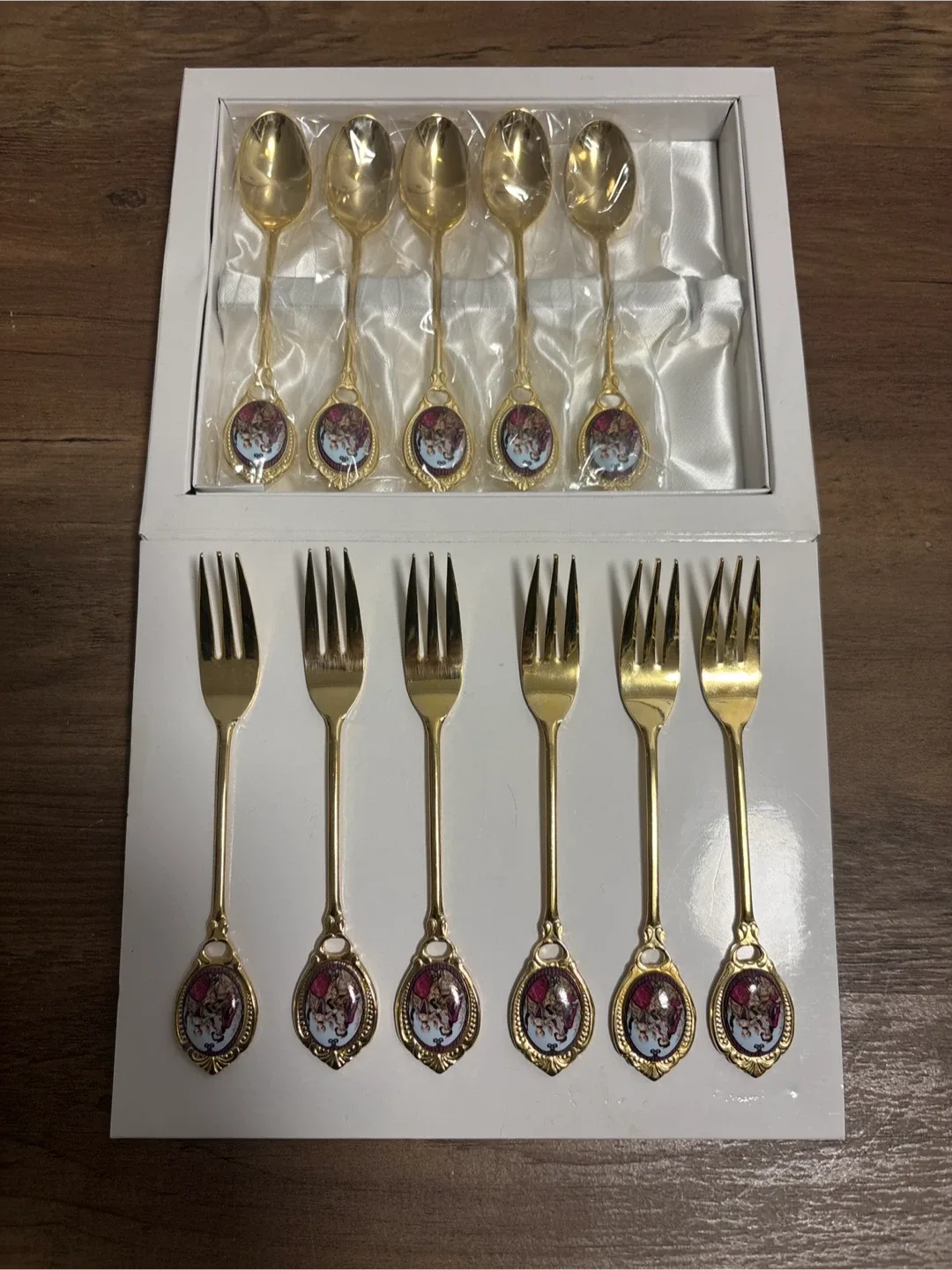 Gold Spoons and Forks Set (11 pcs) image indicator(2)