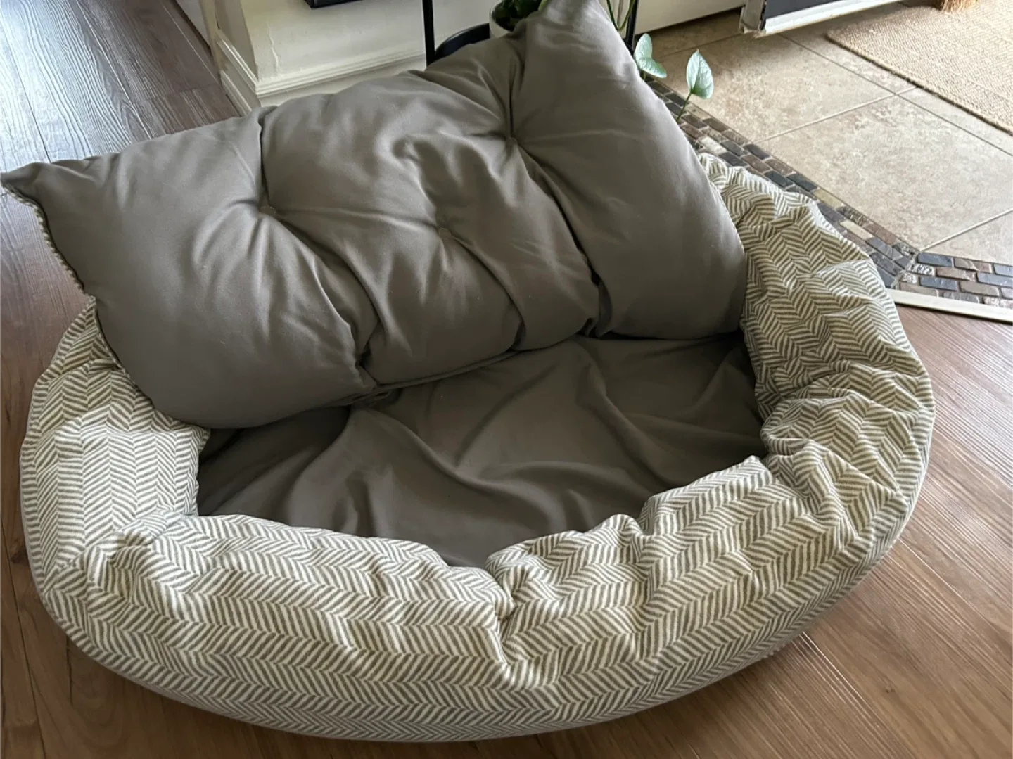 Round Dog Bed - Grey and White image indicator(3)
