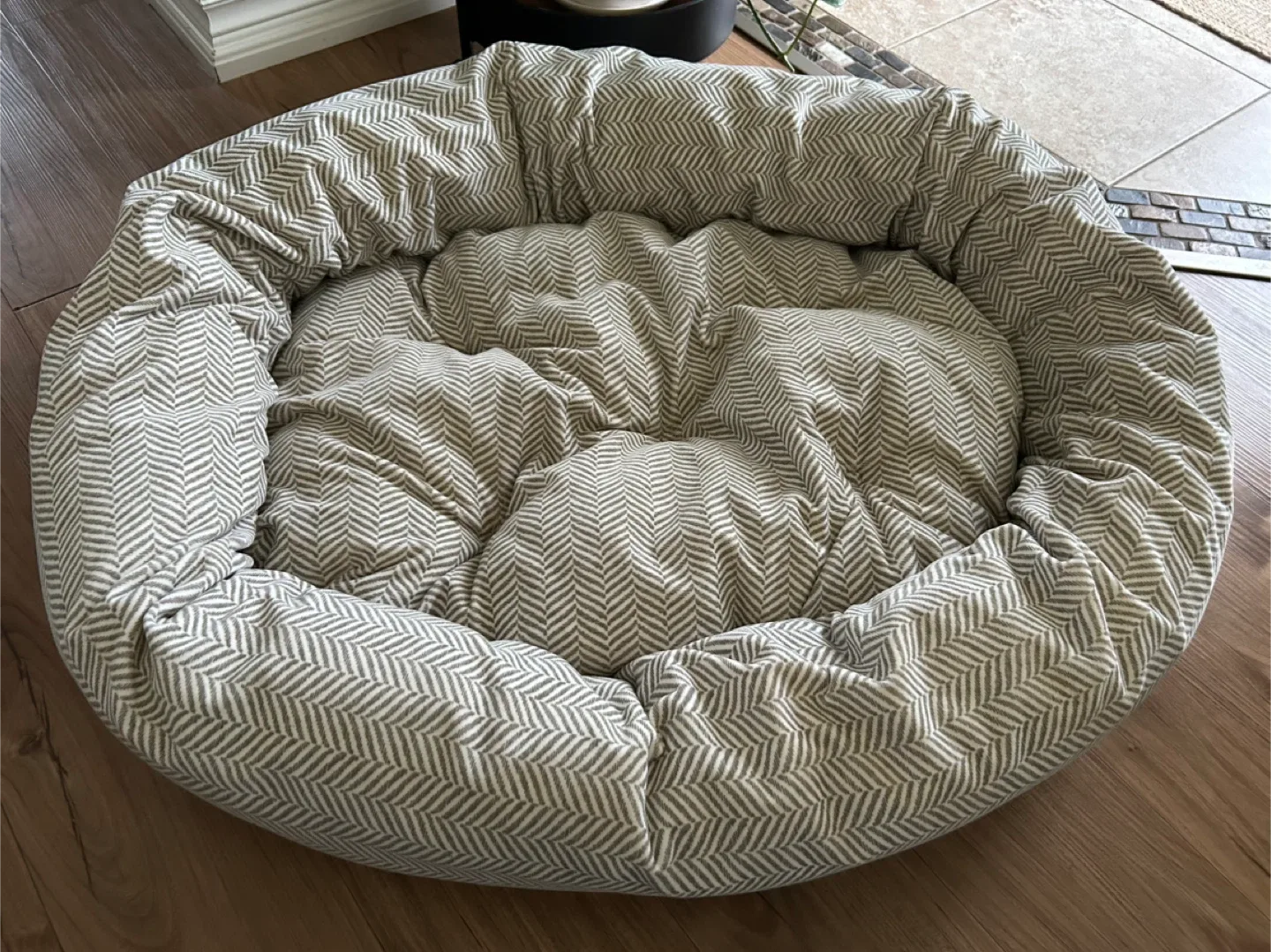 Round Dog Bed - Grey and White