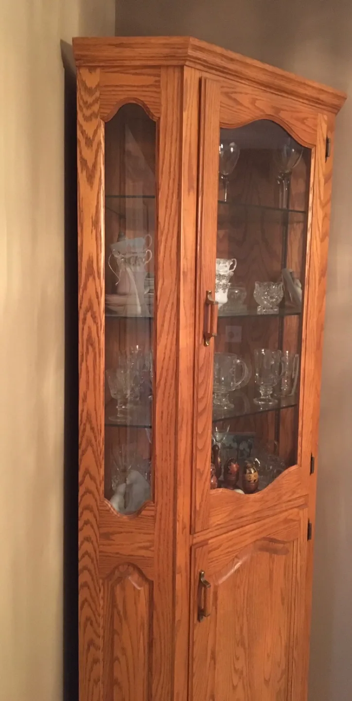 Beautiful Oak Corner Curio Cabinet image indicator(2)