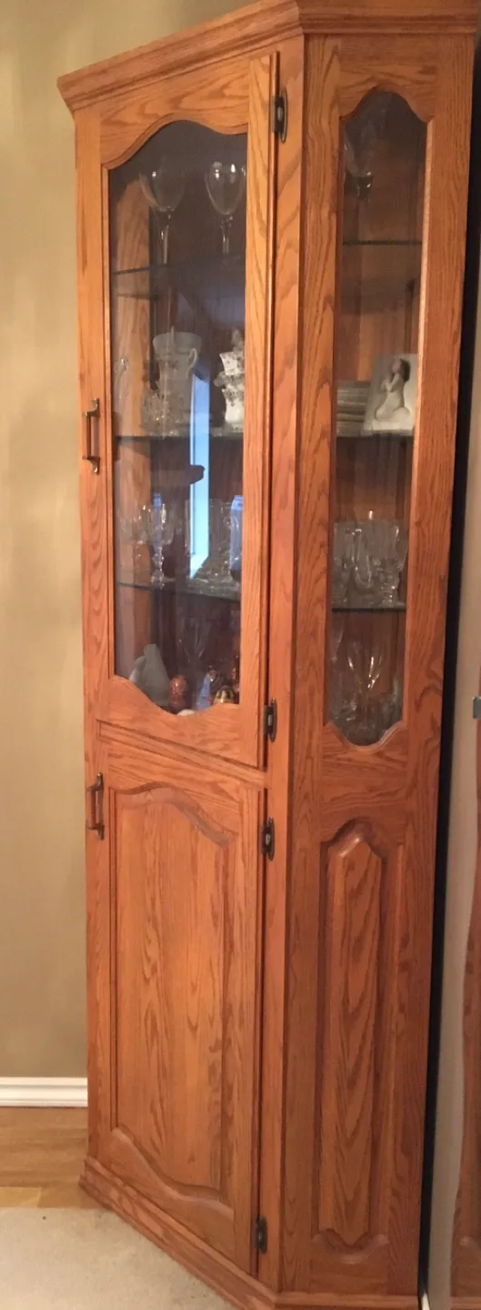 Beautiful Oak Corner Curio Cabinet image indicator(3)