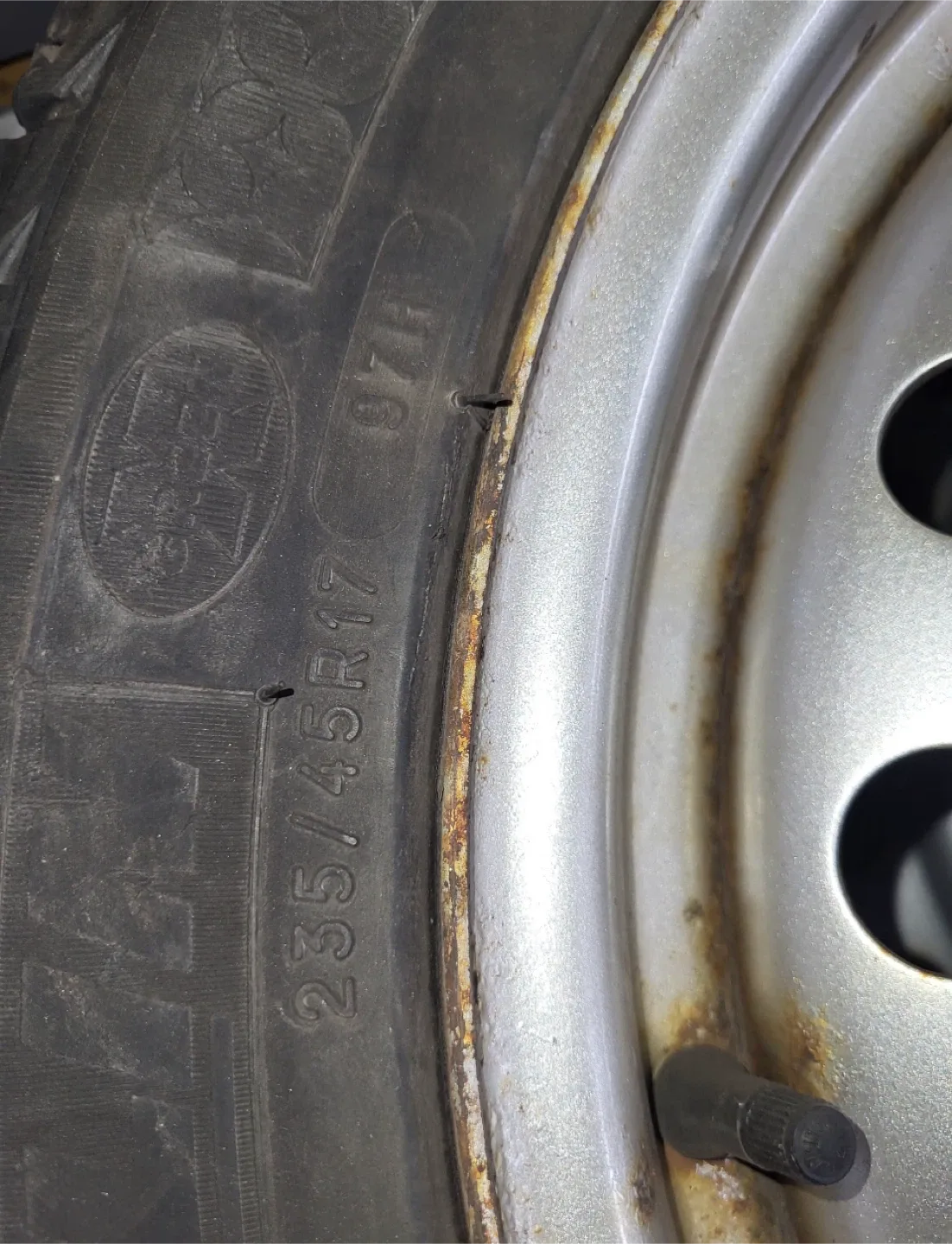 - 235/45R17 Michelin X ICE image indicator(3)