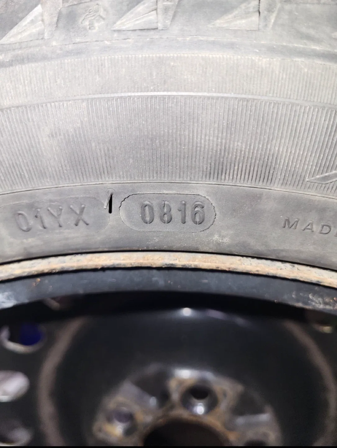 - 235/45R17 Michelin X ICE image indicator(2)