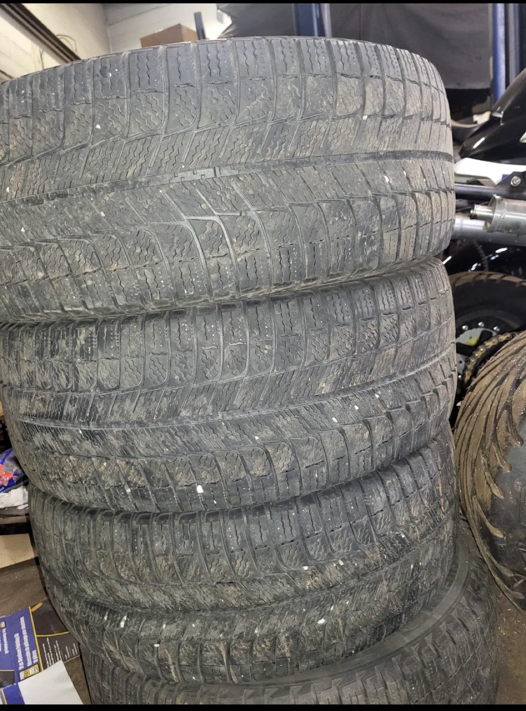 - 235/45R17 Michelin X ICE image indicator(5)