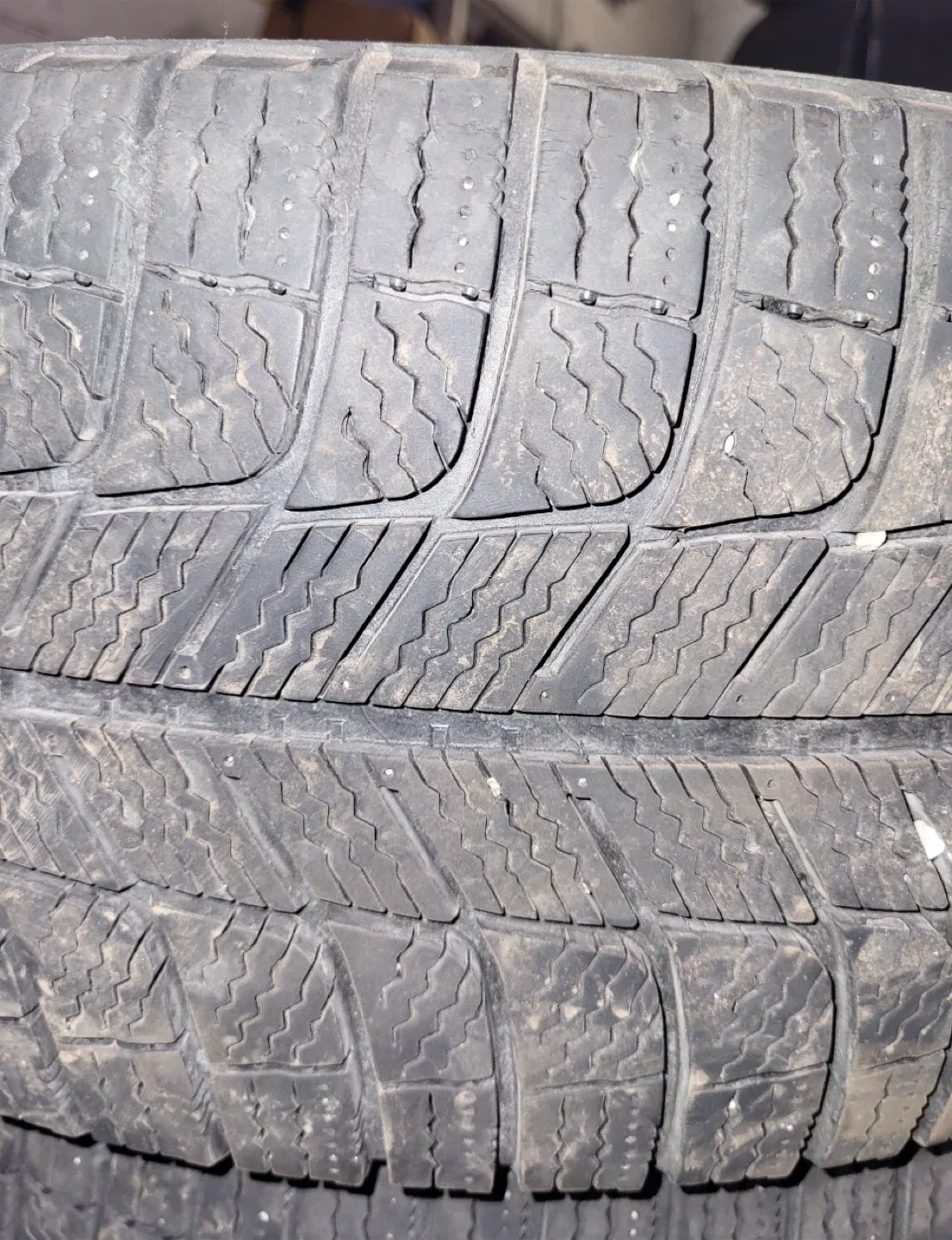 - 235/45R17 Michelin X ICE image indicator(4)