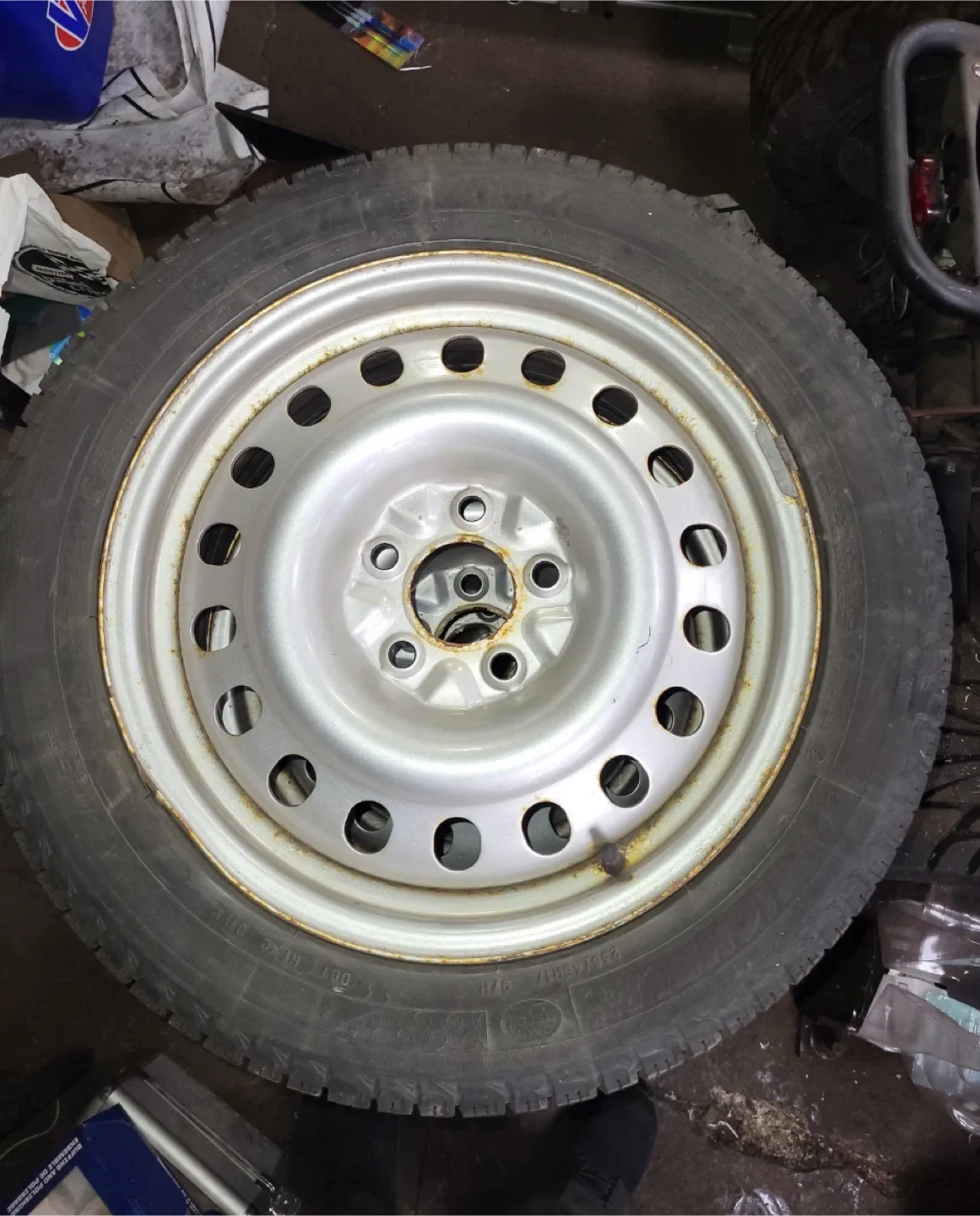 - 235/45R17 Michelin X ICE