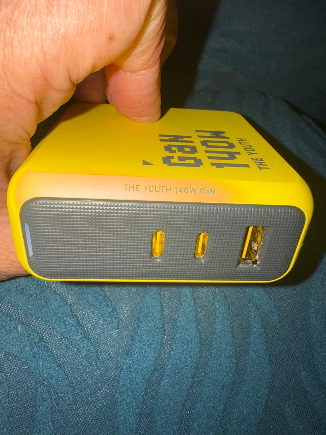 AOHi THE YOUTH 140W GaN Charger - Yellow image indicator(3)