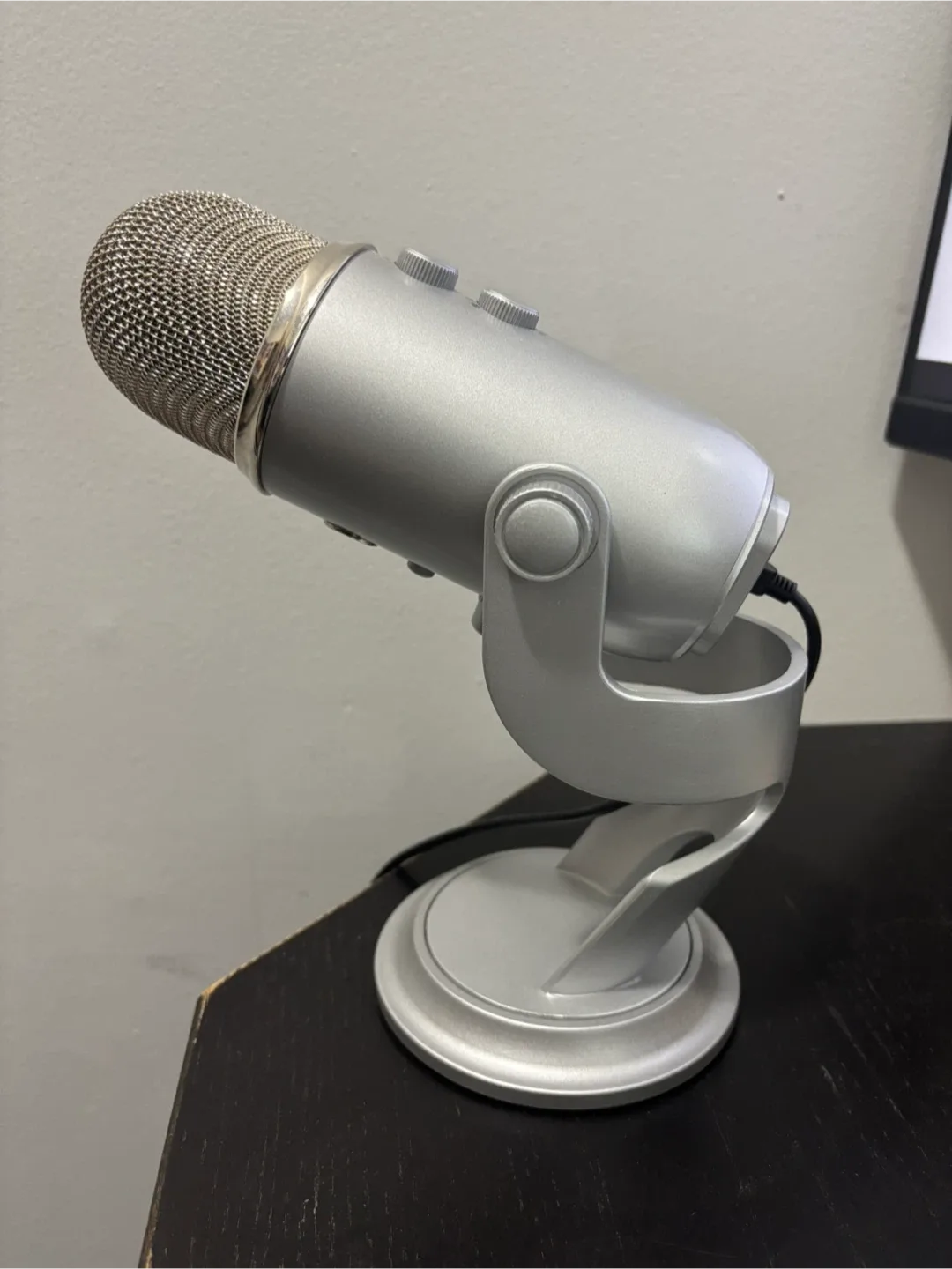 Blue Yeti USB Microphone - Silver image indicator(2)