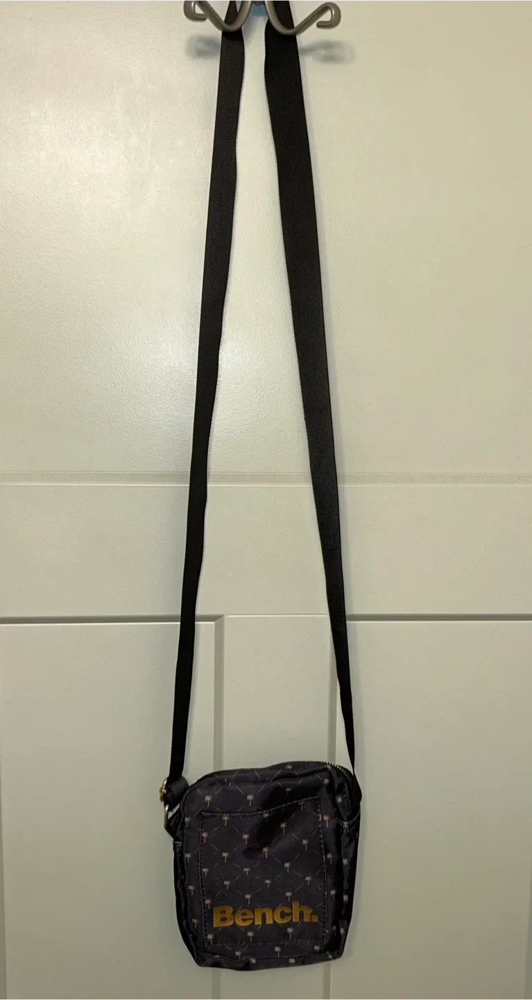 Bench Crossbody Bag image indicator(2)