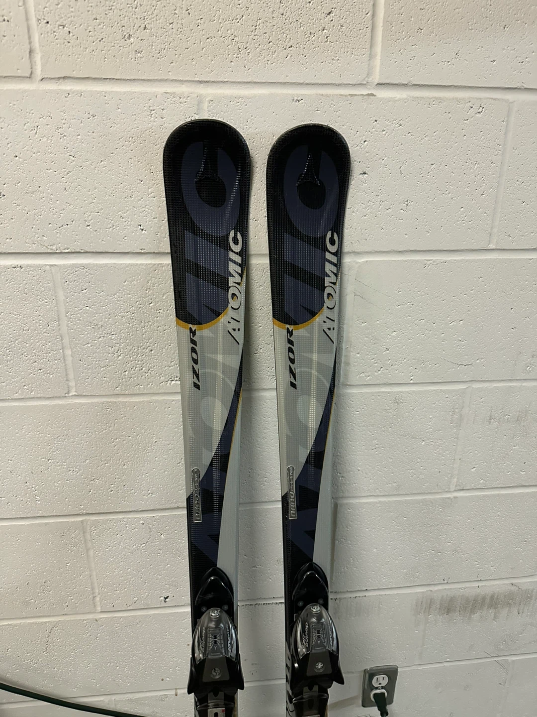 Atomic Izor 5 Skis - photo 3